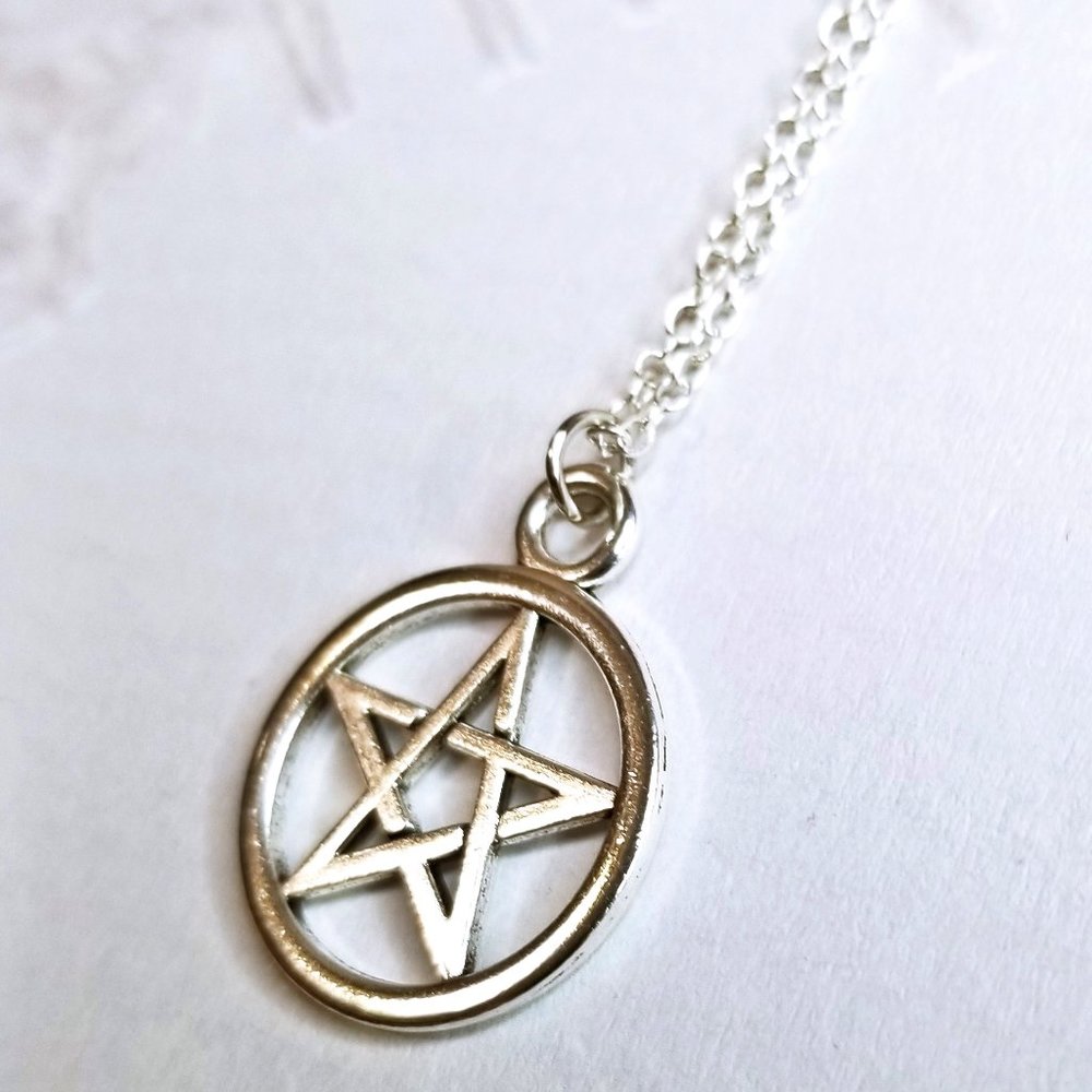 Small Silver Pentagram Necklace + 925 Chain - Picture 3 of 4